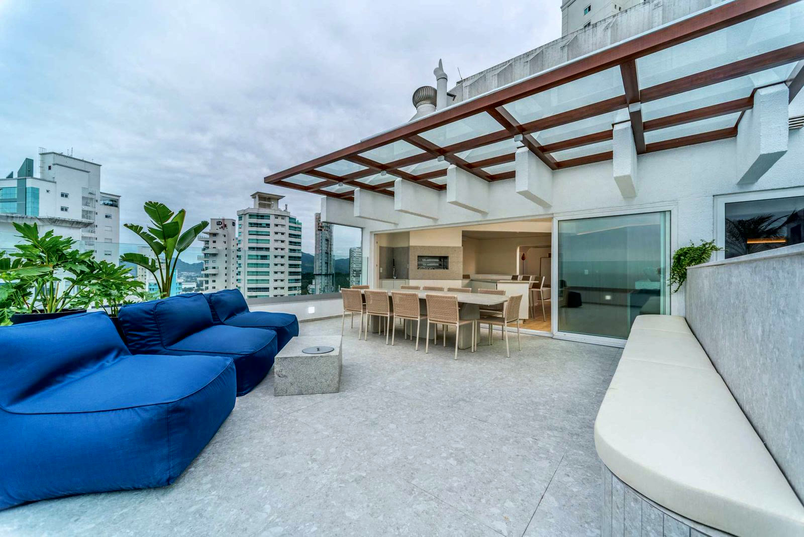 Lounge na cobertura com vista para o mar